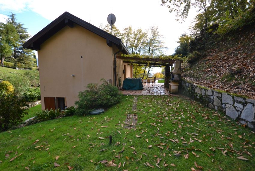 Lago Como Menaggio villetta in residence con piscina, campo da tennis e bocce. Villetta con giardino privato e garage (9)