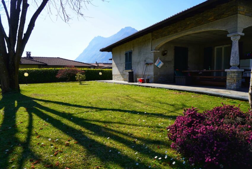 Carlazzo villa indipendente con giardino (16)