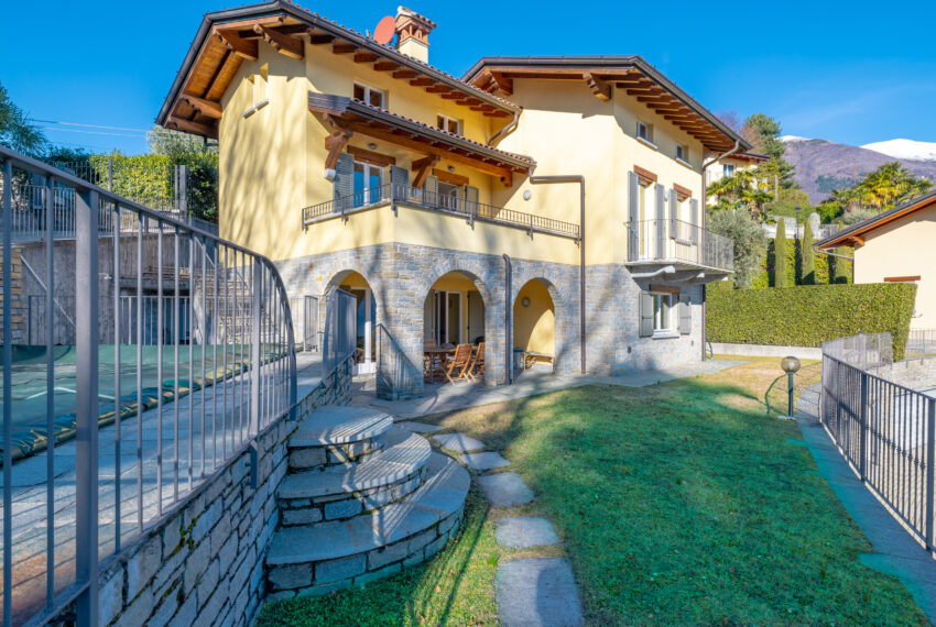 Villa in vendita a Menaggio - Lago Como - vista lago giardino piscina (14)
